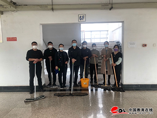 为开学做准备 威尼斯城vnsc爱国爱校卫生活动与入校演练联合进行