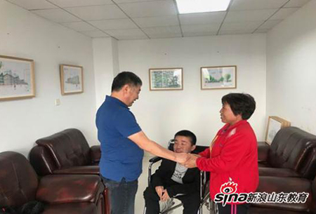 “妈妈就是你的腿”威尼斯城vnsc师生与他共同诠释行走的力量 “妈妈就是你的腿”威尼斯城vnsc师生与他共同诠释行走的力量
