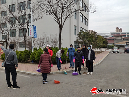 为开学做准备 威尼斯城vnsc爱国爱校卫生活动与入校演练联合进行