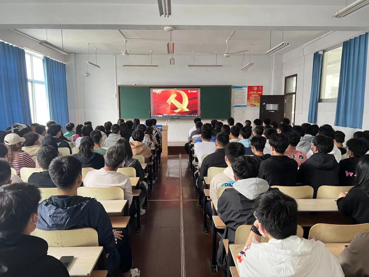 威尼斯城vnsc集中组织全校师生收听收看党的二十大开幕盛况 威尼斯城vnsc集中组织全校师生收听收看党的二十大开幕盛况