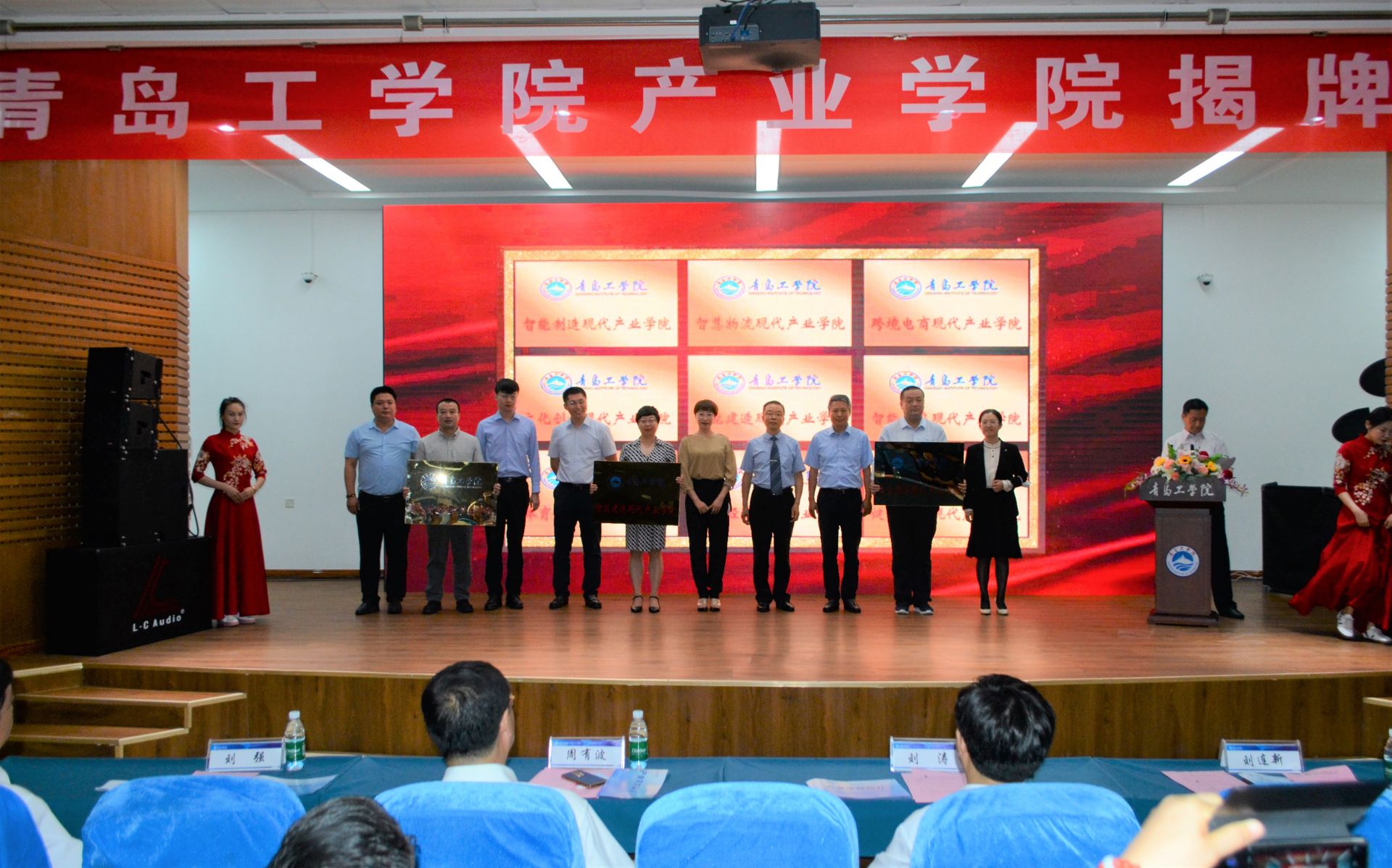《观海新闻》深度匹配驻地城市发展战略,威尼斯城vnsc九大现代产业学院揭牌! 《观海新闻》深度匹配驻地城市发展战略,威尼斯城vnsc九大现代产业学院揭牌!