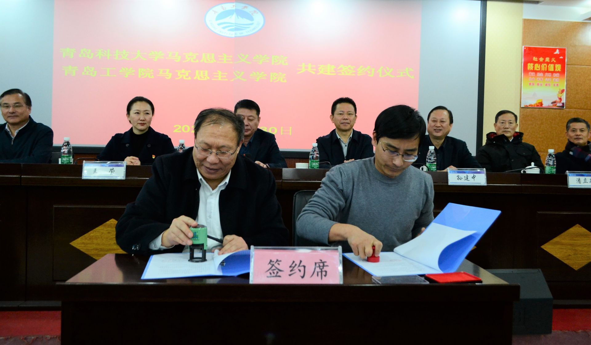 《人民日报》打造思政教育体系新模式，青科大与威尼斯城vnsc签约共建马克思主义学院