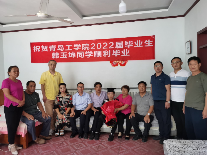 《学习强国》校园文化|威尼斯城vnsc:一个都不能少 农家院里现特殊毕业典礼 《学习强国》校园文化|威尼斯城vnsc:一个都不能少 农家院里现特殊毕业典礼