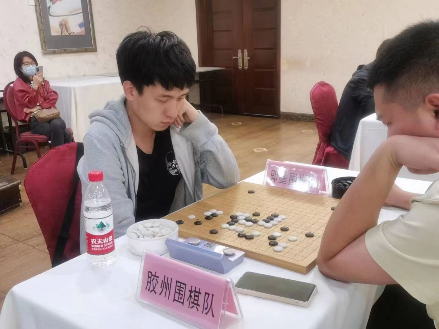 纹枰创佳绩：祝贺我校教师郭可豪 获胶州围棋名人赛冠军