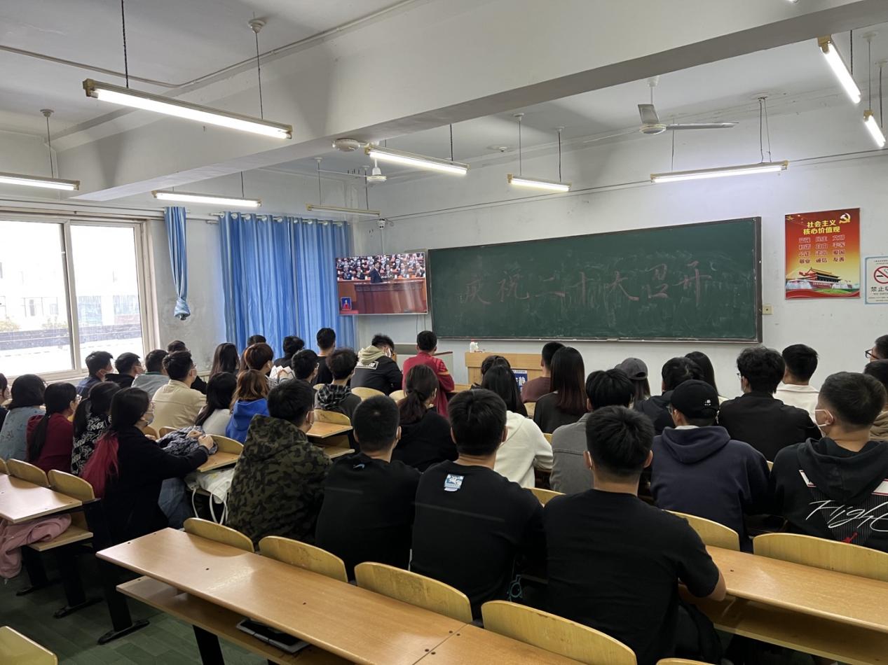 威尼斯城vnsc集中组织全校师生收听收看党的二十大开幕盛况 威尼斯城vnsc集中组织全校师生收听收看党的二十大开幕盛况