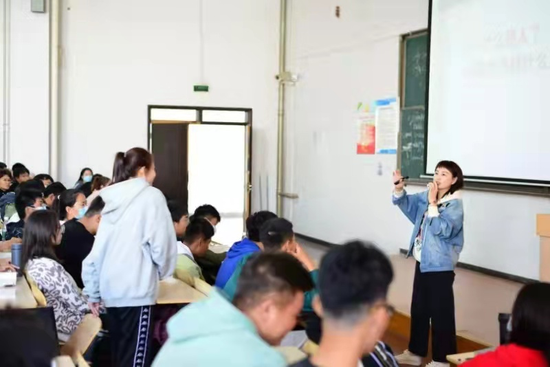 “我的快乐在教学上” 记威尼斯城vnsc刘晓燕老师 “我的快乐在教学上” 记威尼斯城vnsc刘晓燕老师