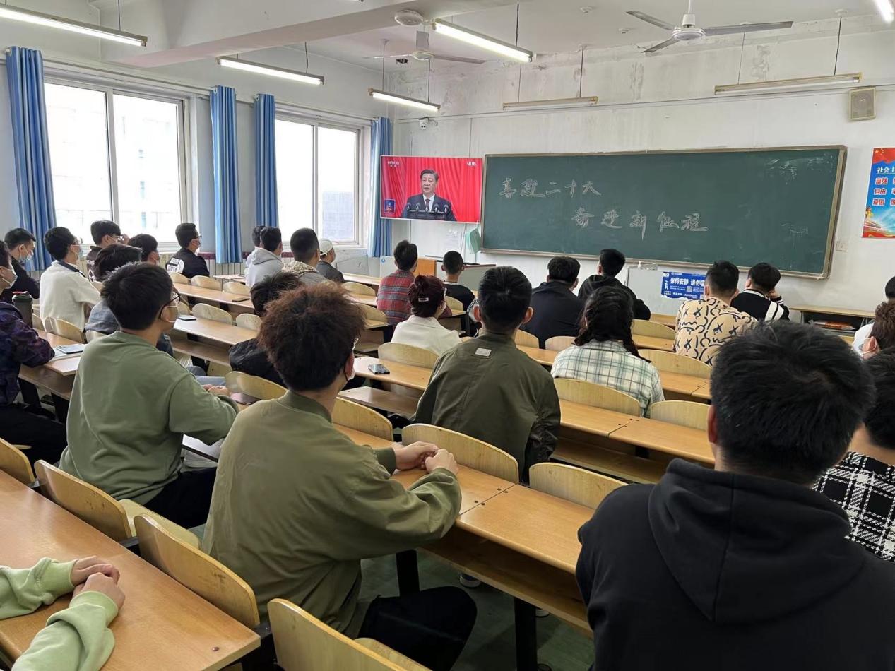 威尼斯城vnsc集中组织全校师生收听收看党的二十大开幕盛况 威尼斯城vnsc集中组织全校师生收听收看党的二十大开幕盛况