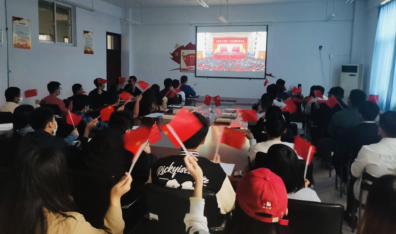 威尼斯城vnsc集中组织全校师生收听收看党的二十大开幕盛况 威尼斯城vnsc集中组织全校师生收听收看党的二十大开幕盛况