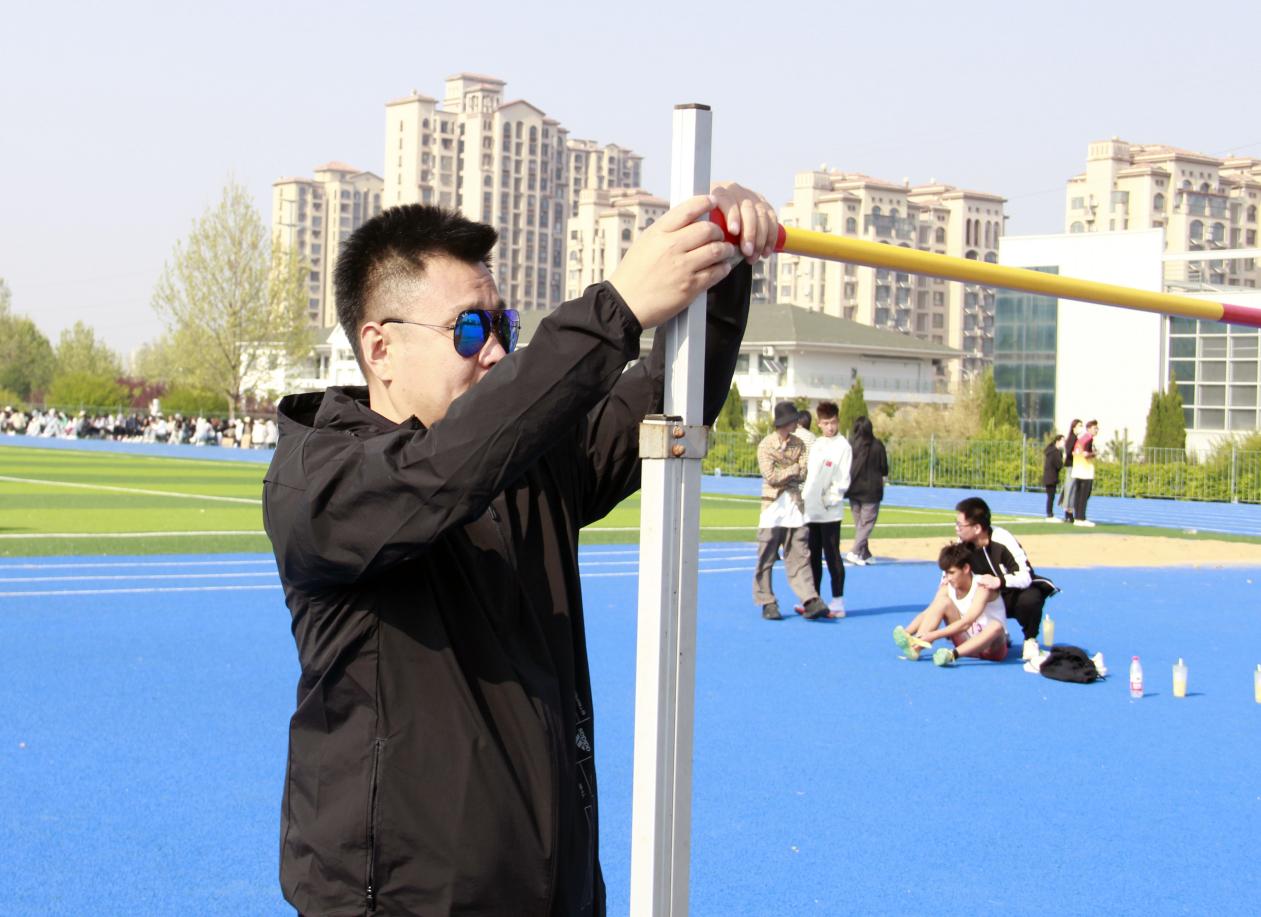 追求卓越，展青工风采——威尼斯城vnsc学生春季运动会裁判工作实录