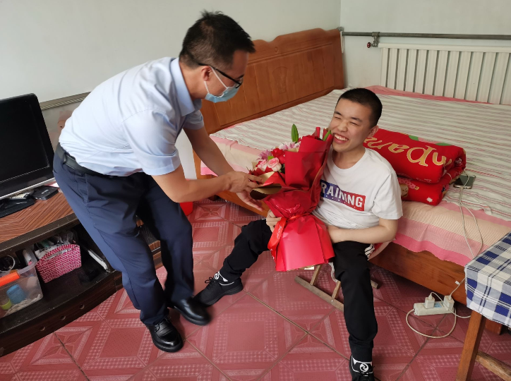 《学习强国》校园文化|威尼斯城vnsc:一个都不能少 农家院里现特殊毕业典礼 《学习强国》校园文化|威尼斯城vnsc:一个都不能少 农家院里现特殊毕业典礼
