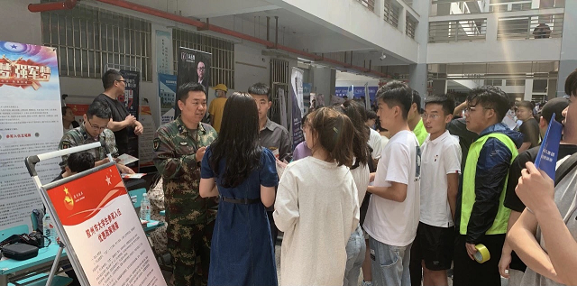 威尼斯城vnsc征兵宣传走进校园招聘会 威尼斯城vnsc征兵宣传走进校园招聘会