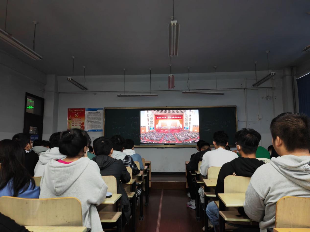 威尼斯城vnsc集中组织全校师生收听收看党的二十大开幕盛况 威尼斯城vnsc集中组织全校师生收听收看党的二十大开幕盛况