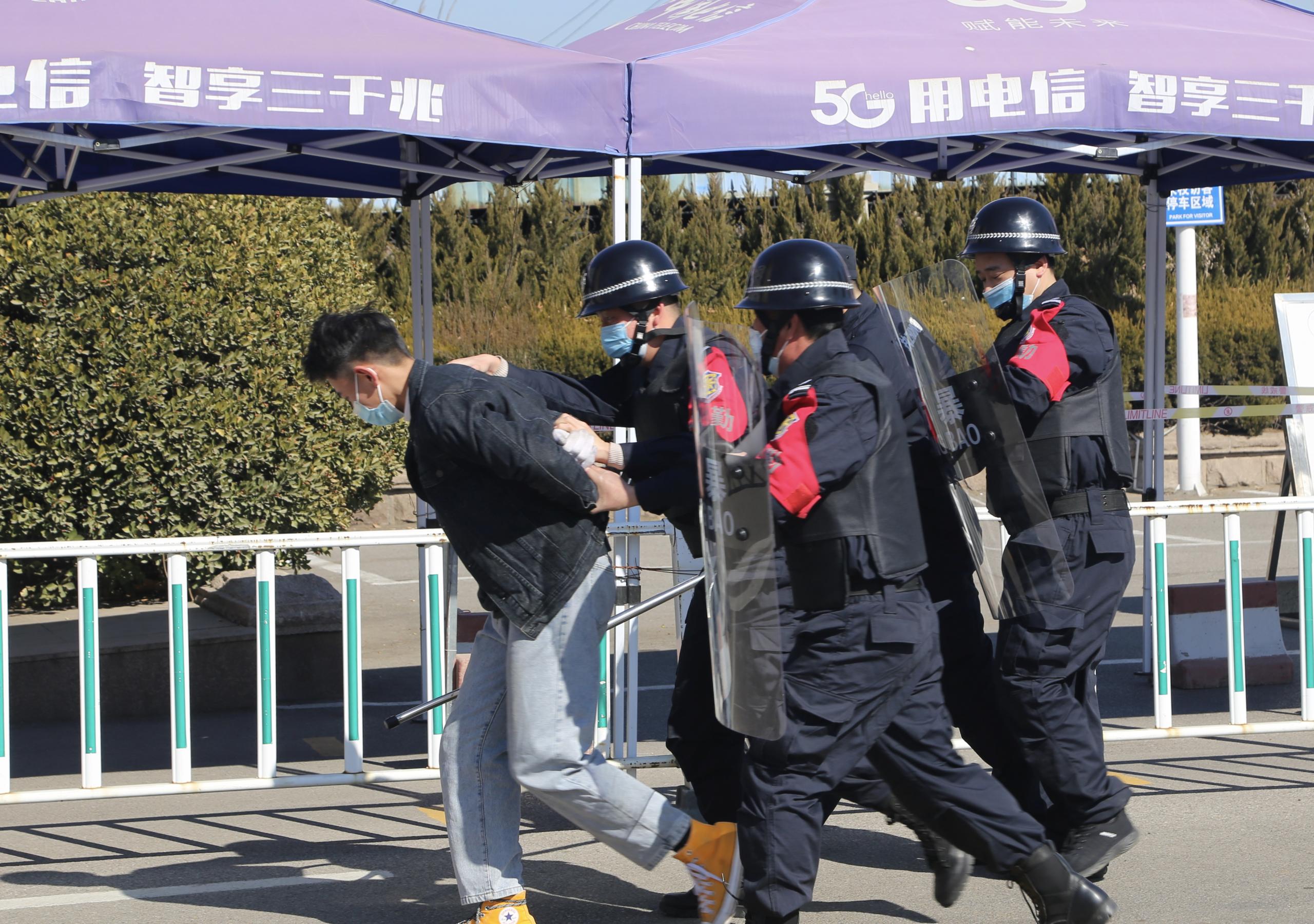 威尼斯城vnsc开展反恐防暴演练