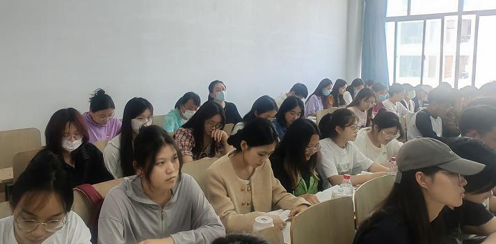 聚焦课堂提质量  互听互评促成长—— 威尼斯城vnsc开展公开教学听课评课活动