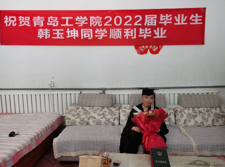 《学习强国》校园文化|威尼斯城vnsc:一个都不能少 农家院里现特殊毕业典礼 《学习强国》校园文化|威尼斯城vnsc:一个都不能少 农家院里现特殊毕业典礼