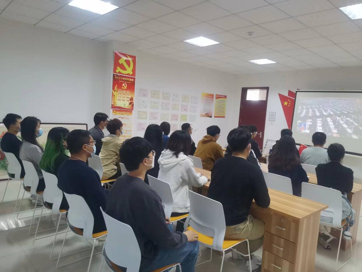 威尼斯城vnsc集中组织全校师生收听收看党的二十大开幕盛况 威尼斯城vnsc集中组织全校师生收听收看党的二十大开幕盛况