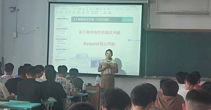 聚焦课堂提质量  互听互评促成长—— 威尼斯城vnsc开展公开教学听课评课活动
